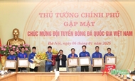 លោកនាយករដ្ឋមន្ត្រីបានជួបសំណេះសំណាល និងផ្តល់រង្វាន់ដល់ក្រុមបាល់ទាត់វៀតណាម